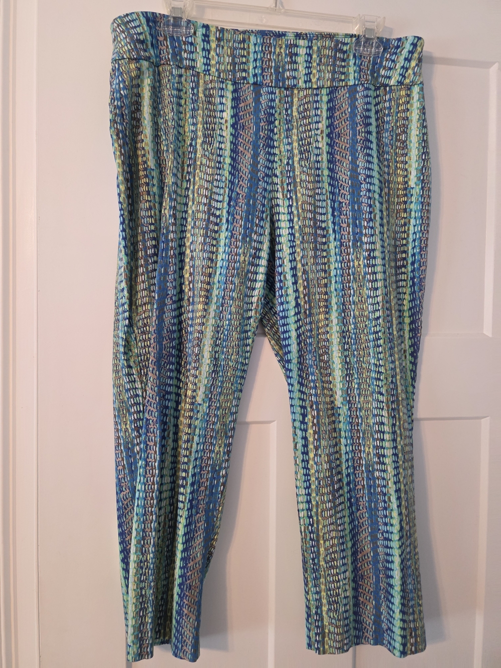 Attyre Blue & Green Patterned Capri Pants